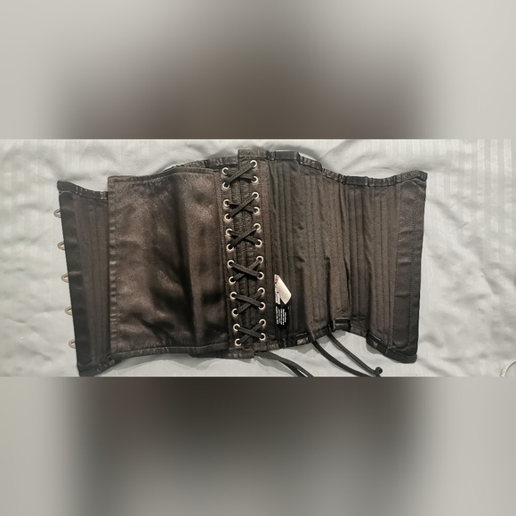 SOLD High Quality Real Corset with Steel Boning in size 20 - Picture 6 of 7